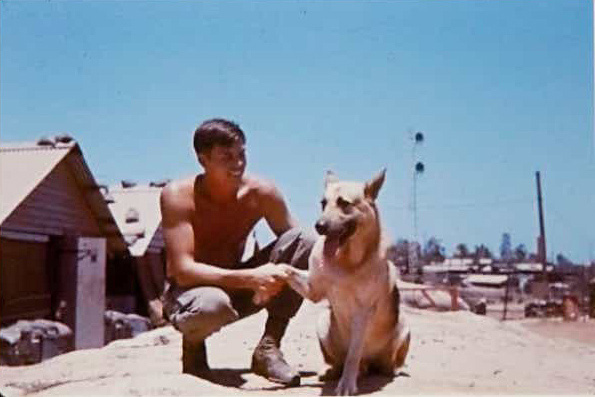 Un vétéran rend hommage à l'un des 4000 chiens de guerre euthanasiés après la guerre du Vietnam