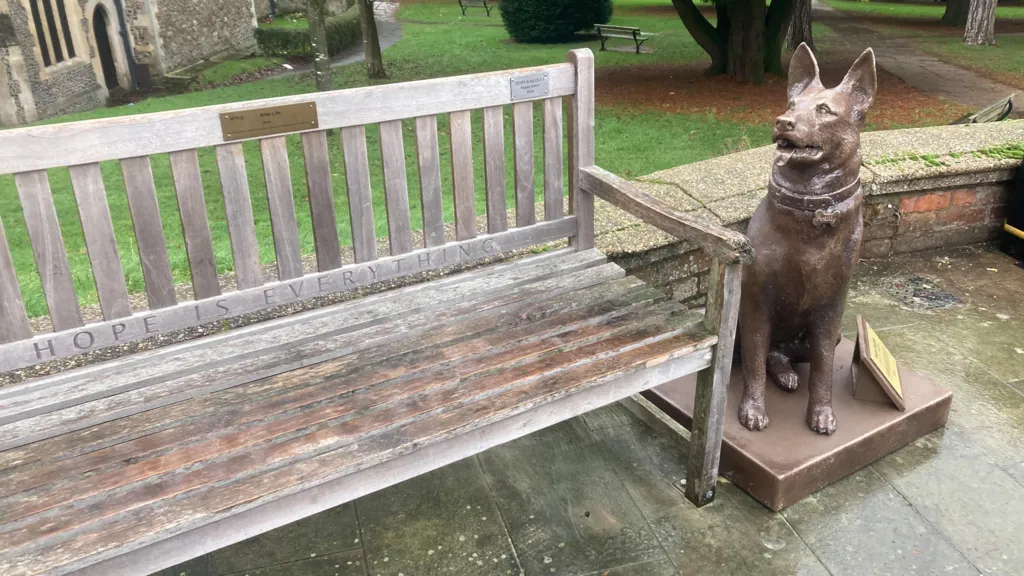 Une statue rend hommage au chien emblématique de la série After Life