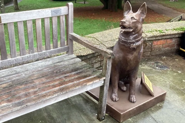Une statue rend hommage au chien emblématique de la série After Life