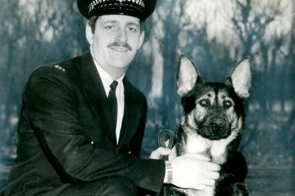À la mémoire du chien de la Police britannique, Queenie, tombée en service le 17 décembre 1983.
